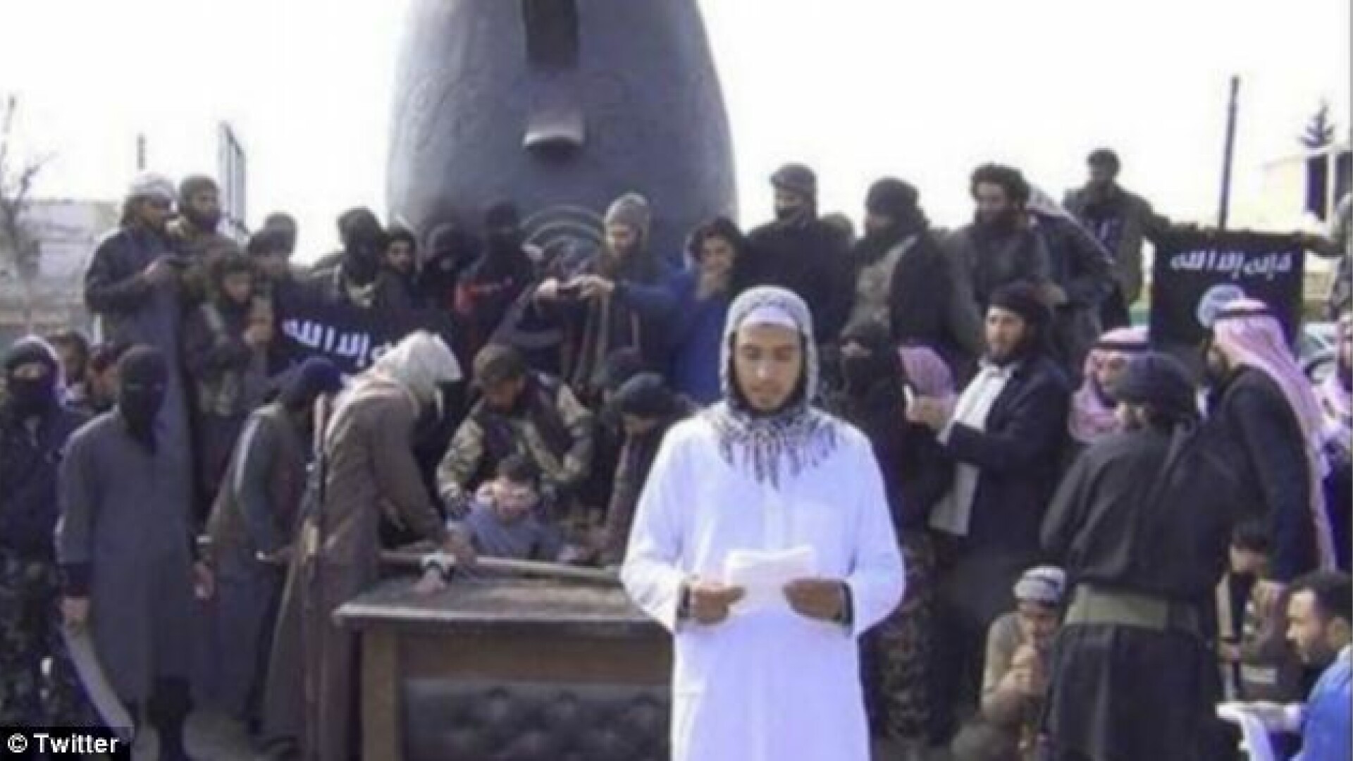 Gruparea de care si Al-Qaeda s-a dezis. Extremistii sirieni au taiat mana unui presupus hot si au pus imagini LIVE pe Twitter