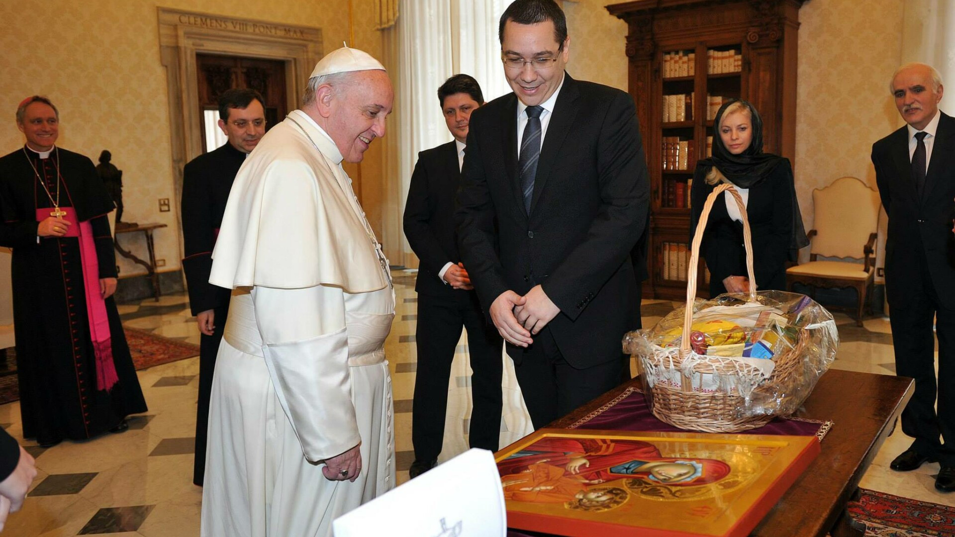 Victor Ponta a fost primit in audienta de Papa Francisc. Ce cadouri a primit premierul