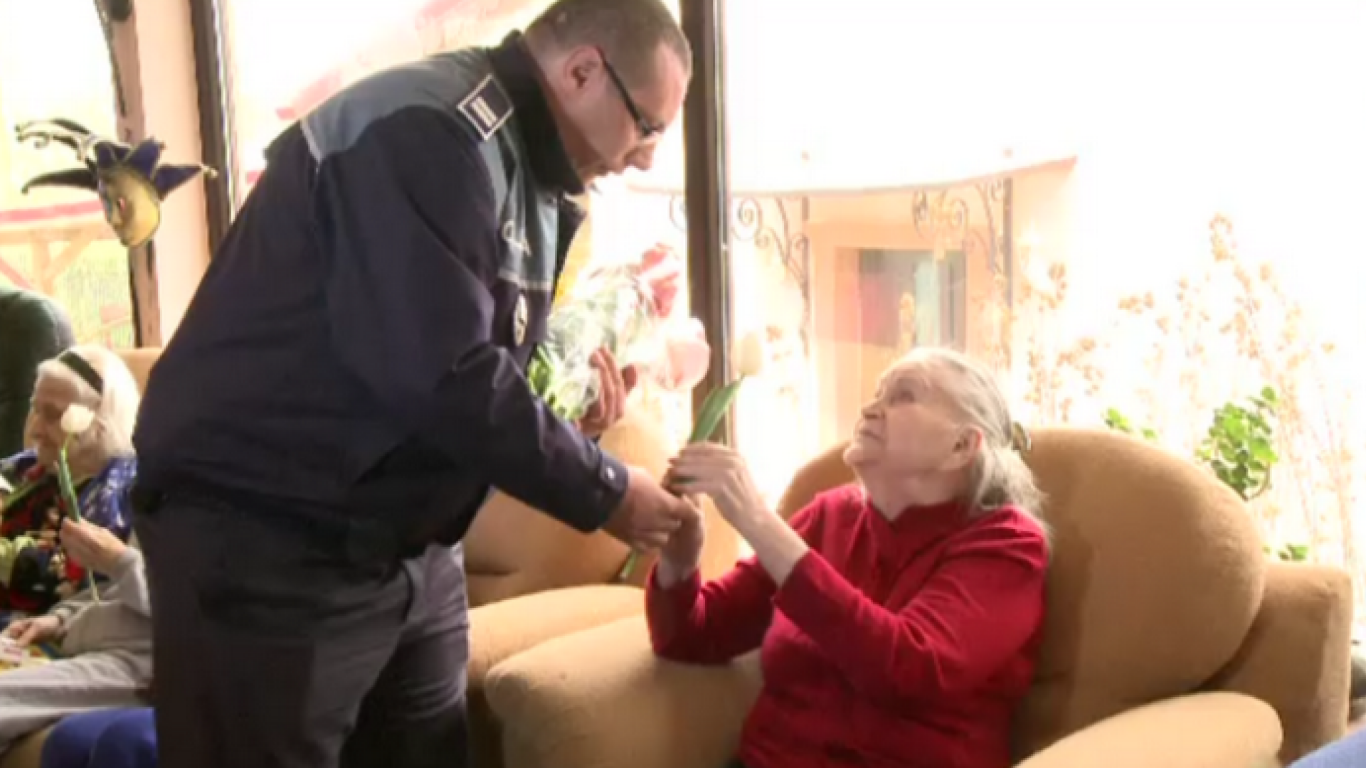 Un strop de fericire pentru "mama modei romanesti". Zina Dumitrescu a primit martisoare de la politistii din Snagov