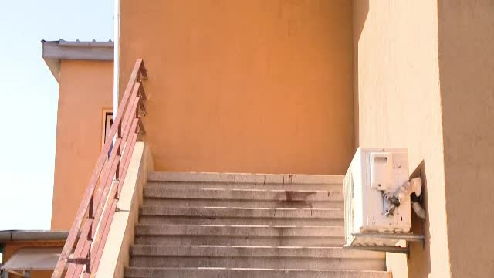 Scara care duce in perete si gurile de canal asfaltate. Pe ce cheltuie primaria Timisoarei sute de mii de euro