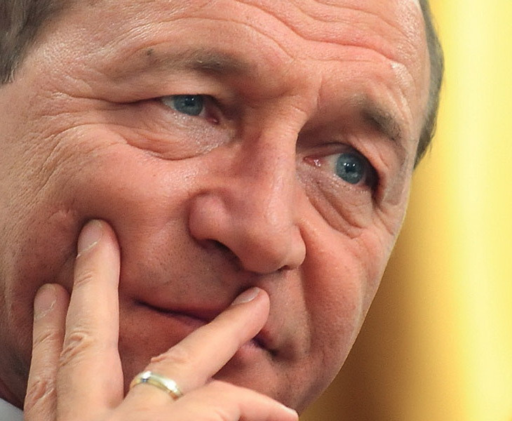 Surse: Traian Basescu avea 10-15 cutii "mai mari" cu documente in sediul PDL