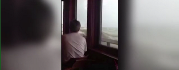 Surpriza de la mic dejun. Clientii unui restaurant au fost surprinsi de un val care a spart ferestrele localului. VIDEO