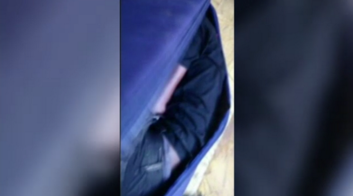 Un tanar de 19 ani a incercat sa intre ilegal in Spania ascuns intr-o valiza. Ce a facut cand a fost descoperit
