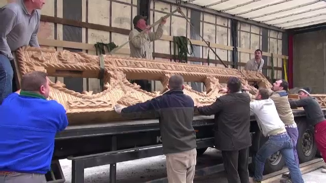 "Il aducem pe Dumnezeu langa noi". Romanii din Italia si-au adus langa ei, bucata cu bucata, o biserica maramuresana