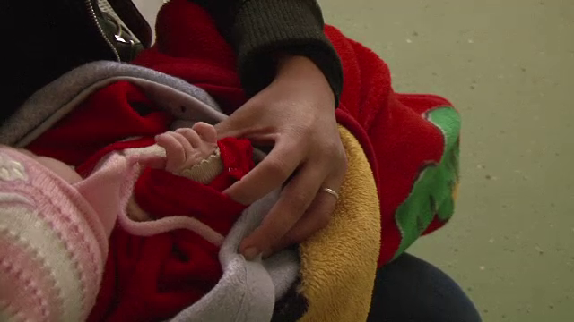 Un bebelus de 4 luni, lovit cu caramida in cap de copilul unor vecini. Parintii fetitei ranite risca dosar penal