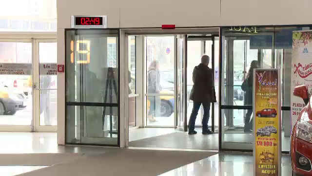 Cati romani intra intr-un mall din Capitala in 15 minute? Comerciantii au anuntat ca 2014 e anul consumului