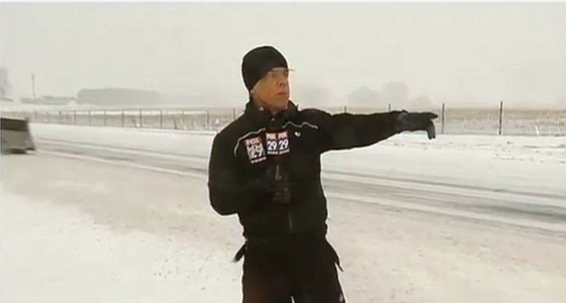 Un reporter din SUA a fost ingropat in zapada, in timp ce filma la un reportaj. VIDEO