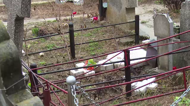 40 de morminte din Dambovita au fost profanate. Politia nu exclude actiunea unui grup de satanisti