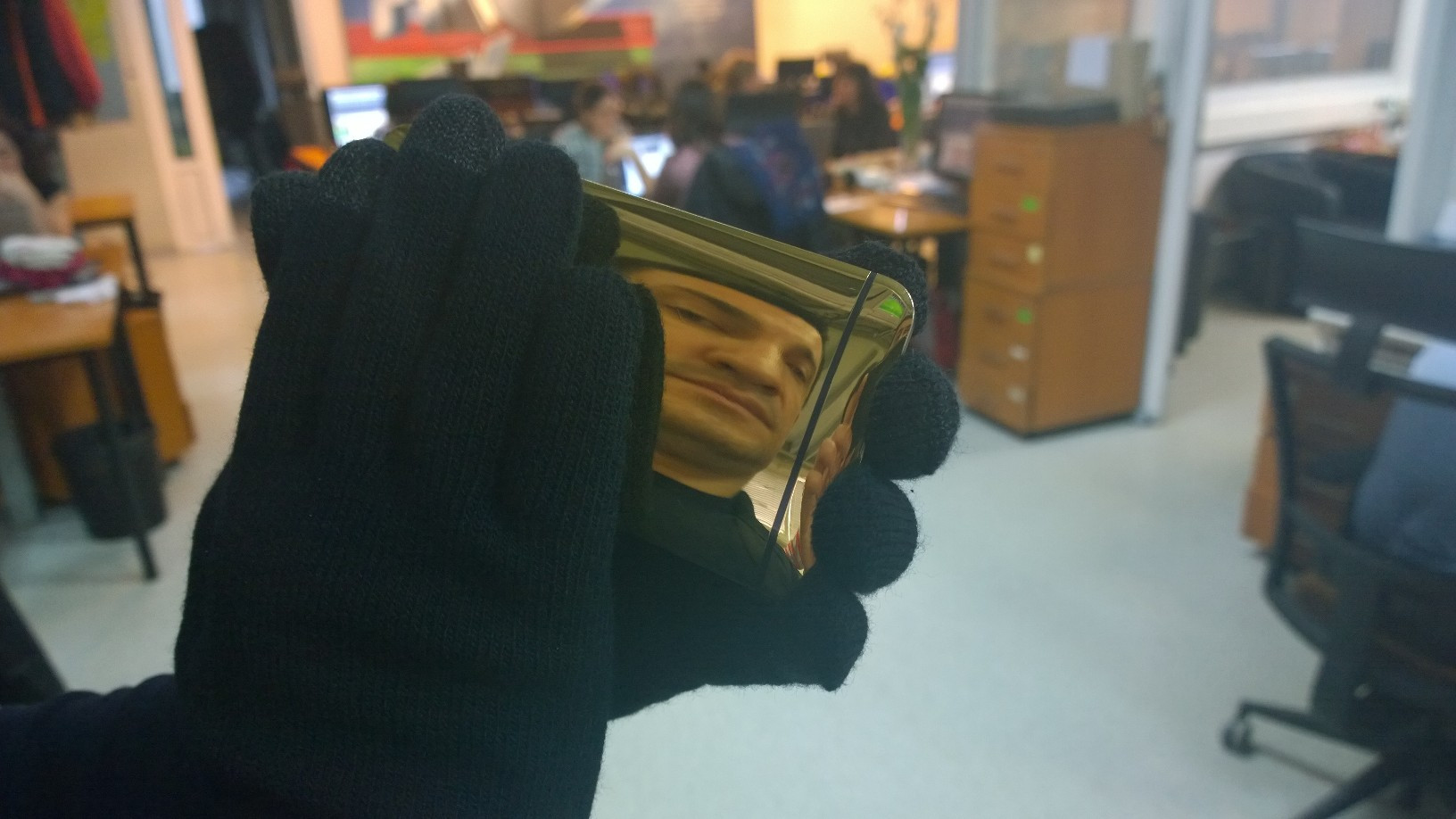 iLikeIT. Trei telefoane spectaculoase, in premiera in Romania: HTC One Gold, Xperia Z2 si LG G2 Mini