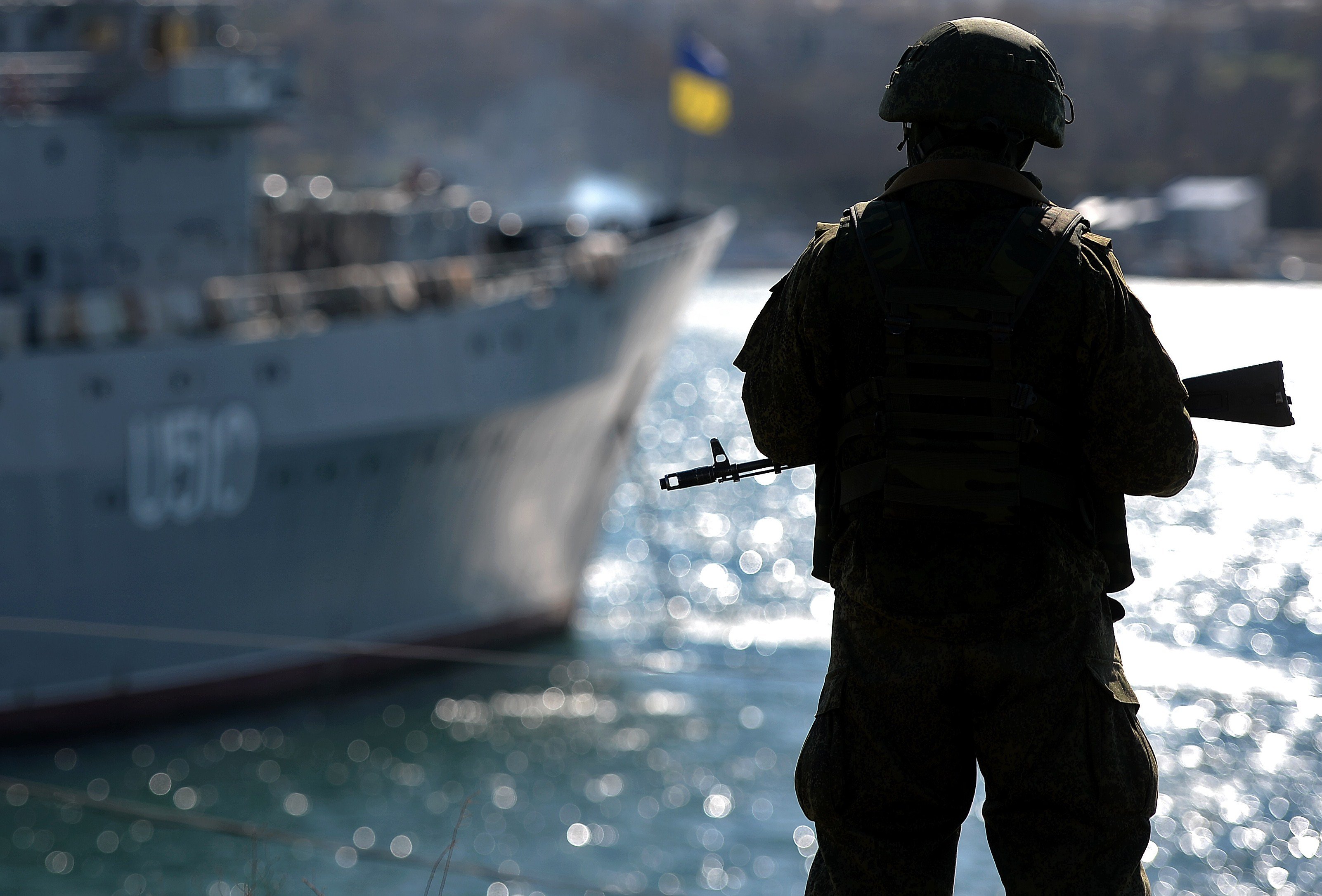 Soldat din trupele ruse, de garda langa vasul Slavutich, ancorat la Sevastopol.