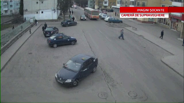 CAMERA DE SUPRAVEGHERE. Fetita lovita in plin de o soferita din Sf. Gheorghe, dupa ce a traversat prin spatele unui autobuz