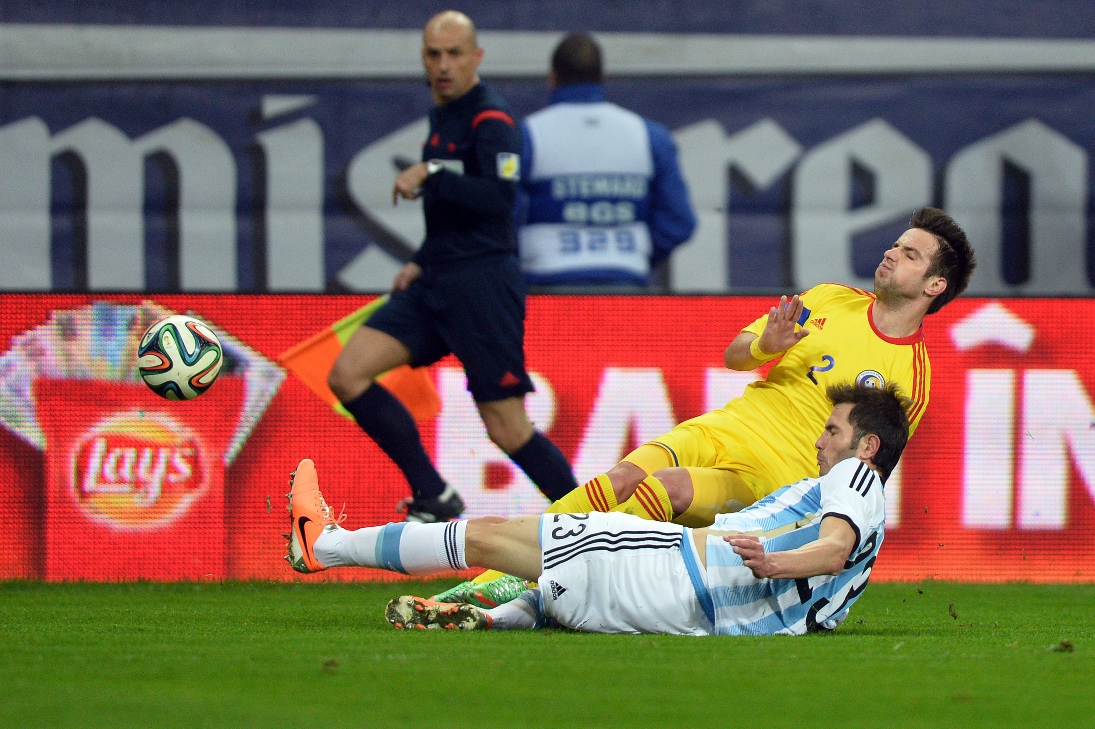 Alexandru Matel se lupta pentru balon cu Jose Basanta