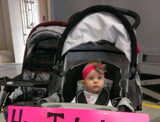 Fotografia acestei fetite a primit peste 1,5 milioane de LIKE-uri. Mesajul pe care il are pentru tatal ei