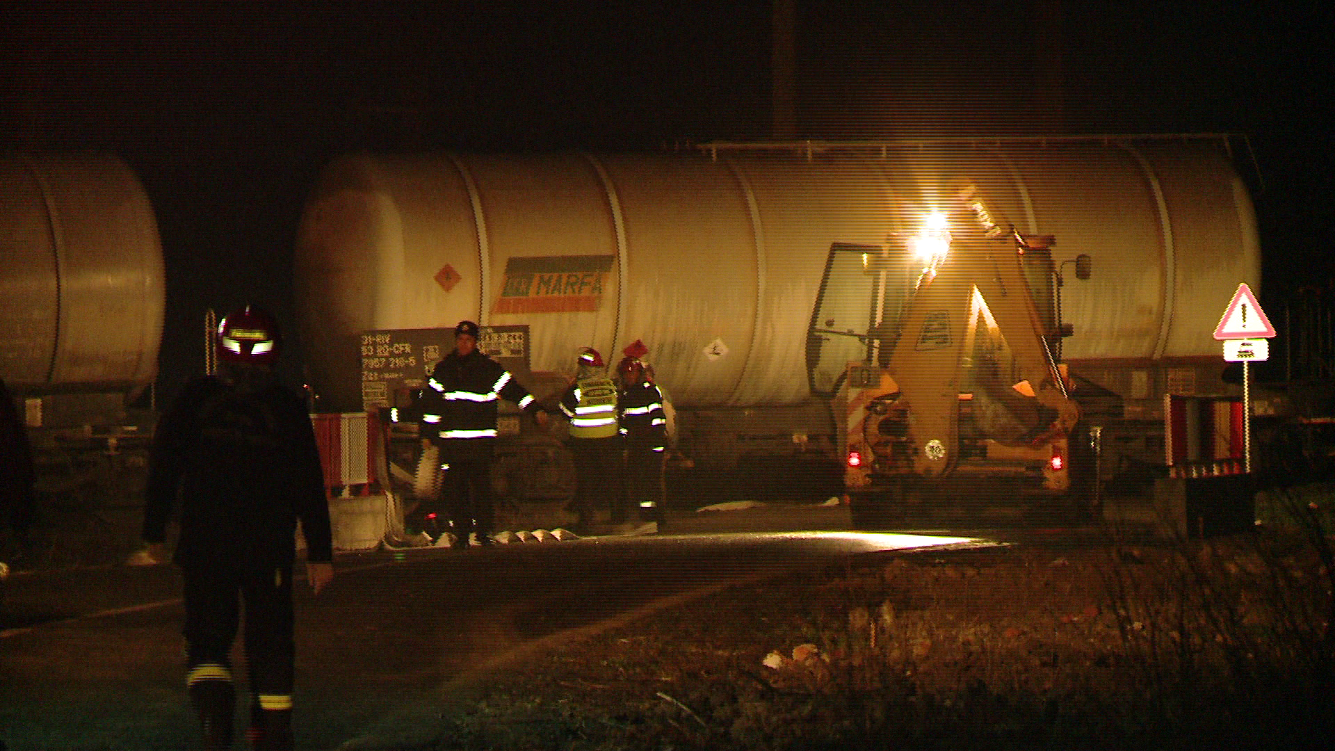 Alerta pe calea ferata dintre Timisoara si Urseni, dupa ce o cisterna si patru vagoane cu motorina s-au rasturnat. VIDEO