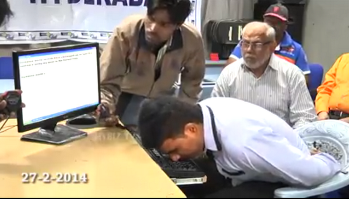 Un barbat din India a stabilit un record de rapiditate in a scrie pe computer cu nasul. Cum a reusit. VIDEO