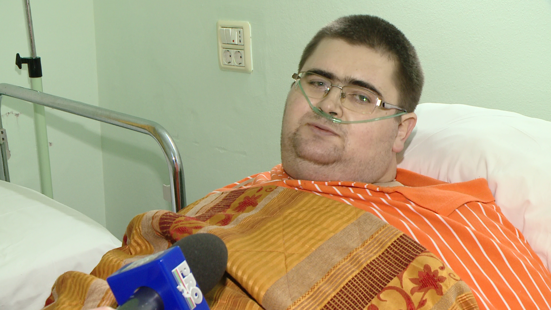 Barbatul care cantareste peste 300 de kilograme a ajuns la Spitalul din Timisoara, si va fi operat. "Am foarte mari sperante"