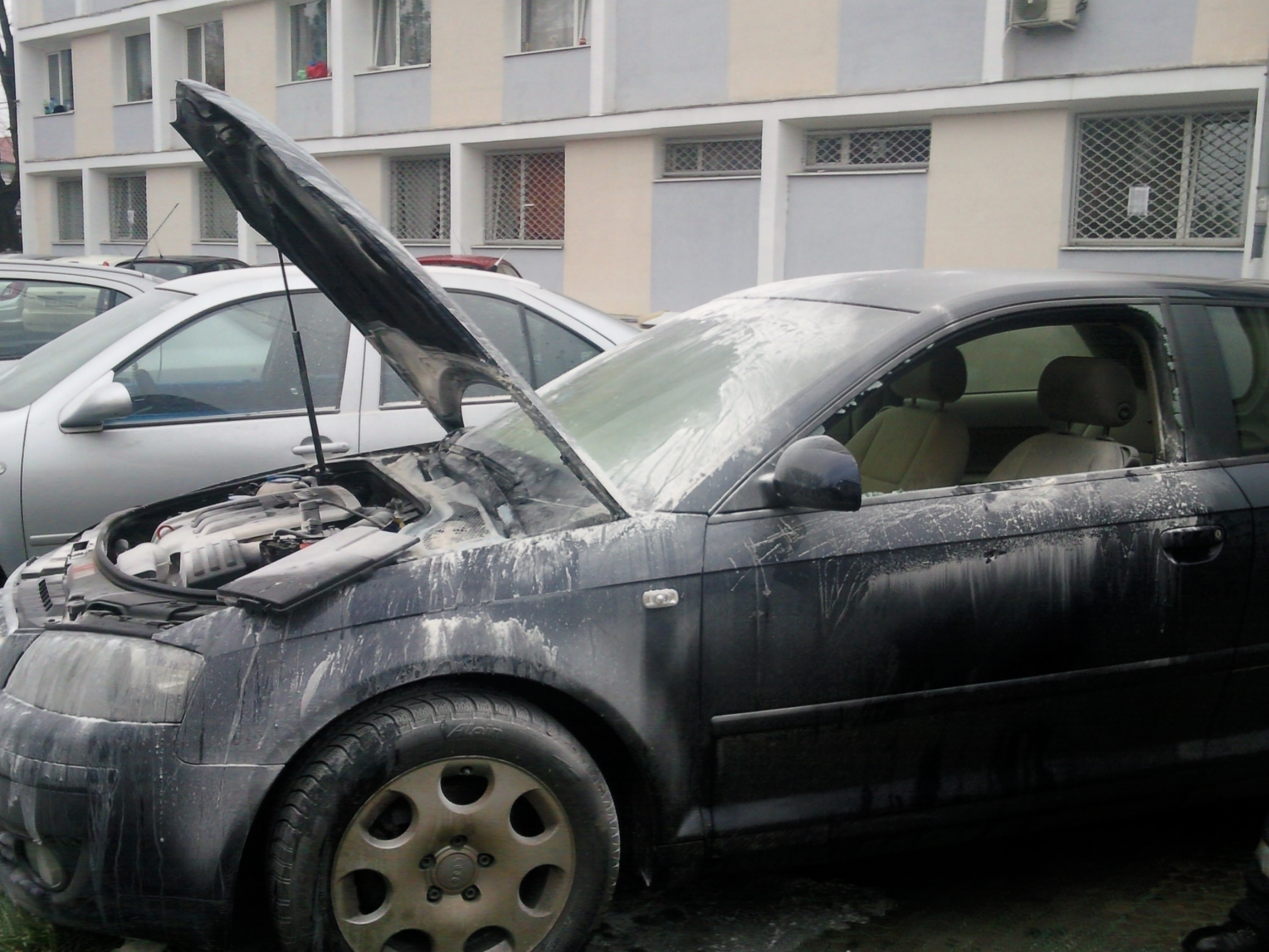 Incendiu in Complexul Studentesc. O masina aflata in parcarea unui camin a fost cuprinsa de flacari