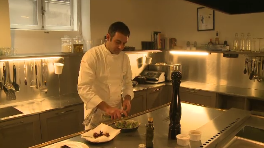 Salam de porc cu 3% carne si fructe de mare recongelate. Bucatarii lupta pentru un meniu curat si dau in judecata ANPC