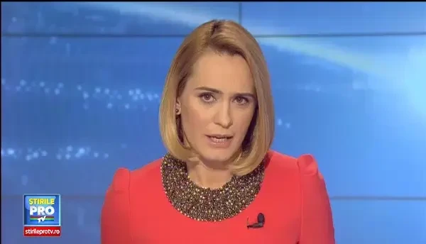 Elena Basescu, surprinsa in premiera, in timp ce are grija de Sofia Anais alaturi de sotul ei. Imaginile difuzate La Maruta