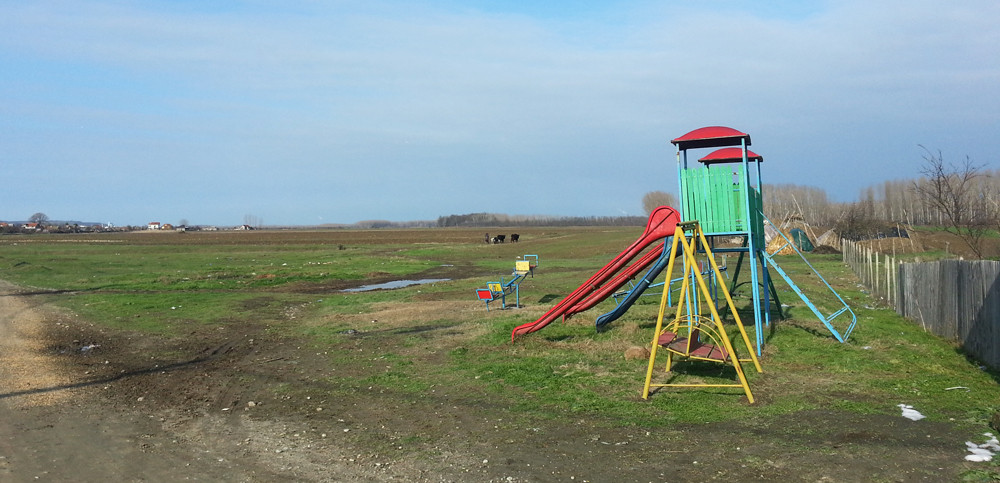 Comuna fara copii care cumpara tobogane si leagane pentru vacile lui Nea Ion. Primarul din Tuglui, sustinut de Zgonea si de Geoana in campanie