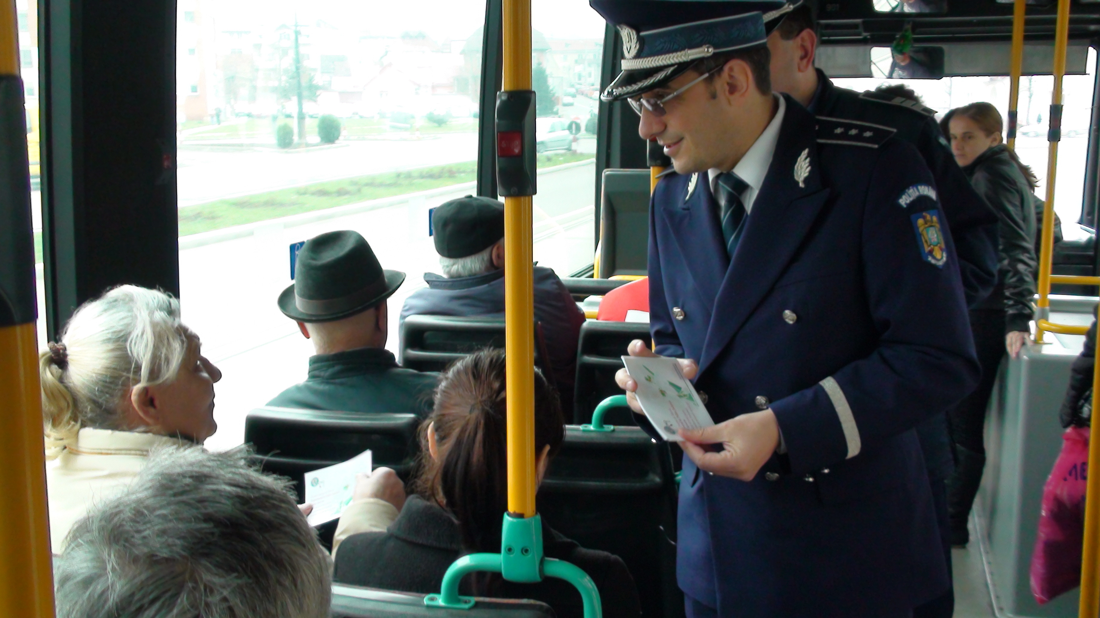 Ziua Femeii,sarbatorita in avans la Resita.Politistii le-au oferit femeilor din mijloacele de transport felicitari si sfaturi