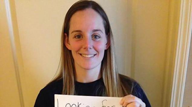 Abandonata dupa nastere in toaleta unui fast-food, o tanara isi cauta mama naturala pe Facebook. Mesajul pe care l-a transmis