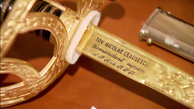 Cat mai valoreaza brandul Ceausescu. Tanara misterioasa care a cumparat sabia si pumnalul fostului dictator cu 10.000 de euro