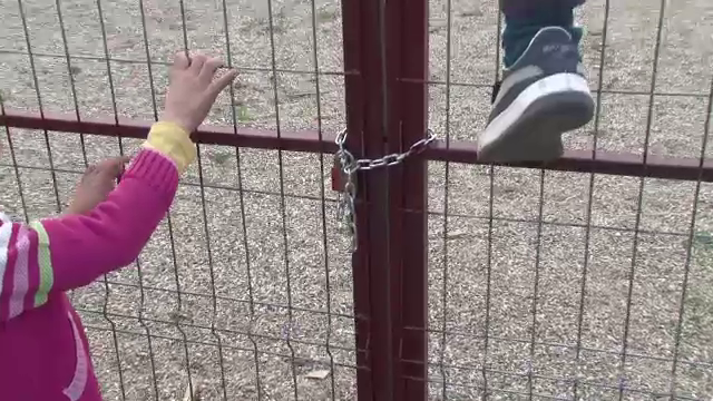 Lacat din prima zi pe un parc din Bistrita-Nasaud care a costat 12.000 de euro. Localnicii sunt nevoiti sa intre cu forta