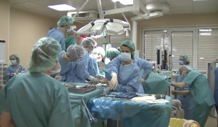 Medicul Pivniceru, supravietuitorul din Apuseni, s-a intors in sala de operatii, la timp pentru un transplant in premiera