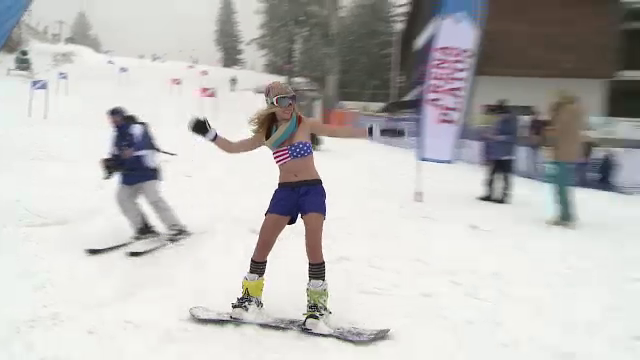 Fete in costum de baie, pe partia de la Paltinis. Miss Bikini, aleasa in acest weekend, la sub zero grade