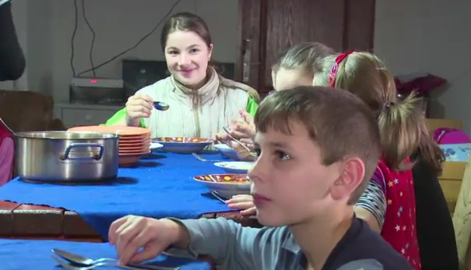 Un model pentru semenii lui. Povestea preotului din Sebes care are grija de 16 copii abandonati si de 150 de batrani singuri