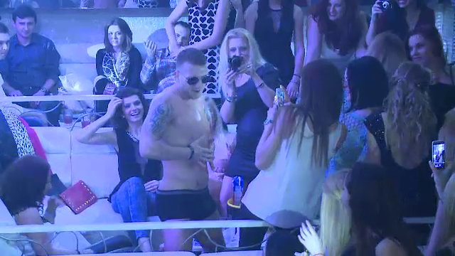 Romancele pentru care florile nu mai sunt de ajuns pentru 8 Martie. Vor diamante si gadget-uri de lux