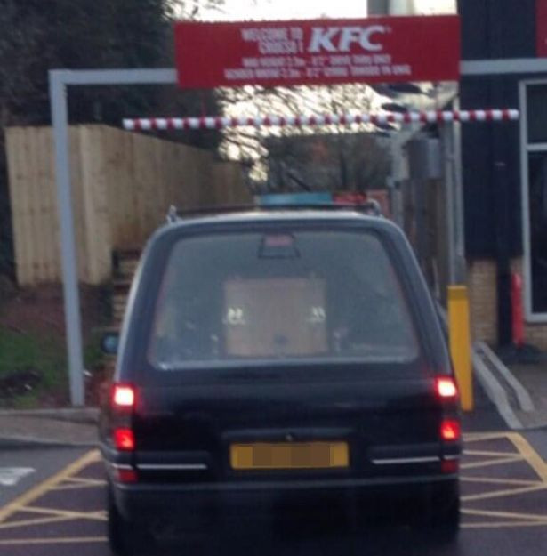 Un dric, cu tot cu sicriu in el, a fost fotografiat in parcarea unui restaurant KFC
