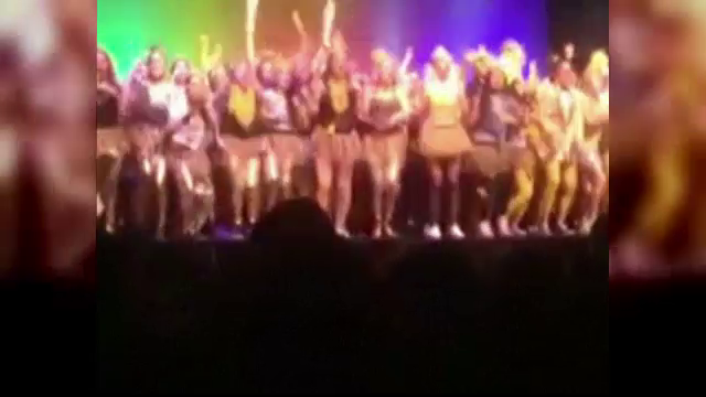 Incident in timpul unui spectacol la liceu. 250 de fete dansau pe scena cand aceasta a cedat sub greutatea lor