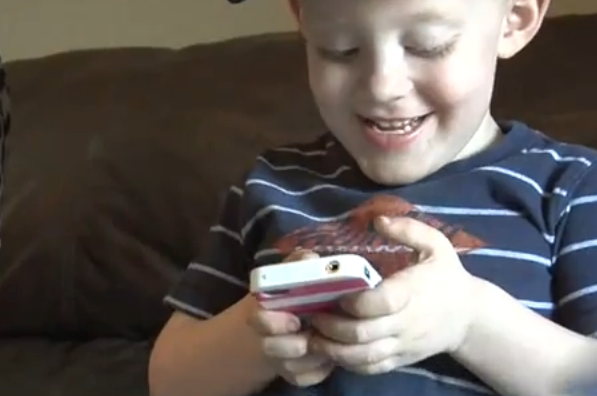 Pustiul de 2 ani care si-a salvat mama. Cum a reactionat copilul in momentul in care a vazut-o pe femeie ranita. VIDEO