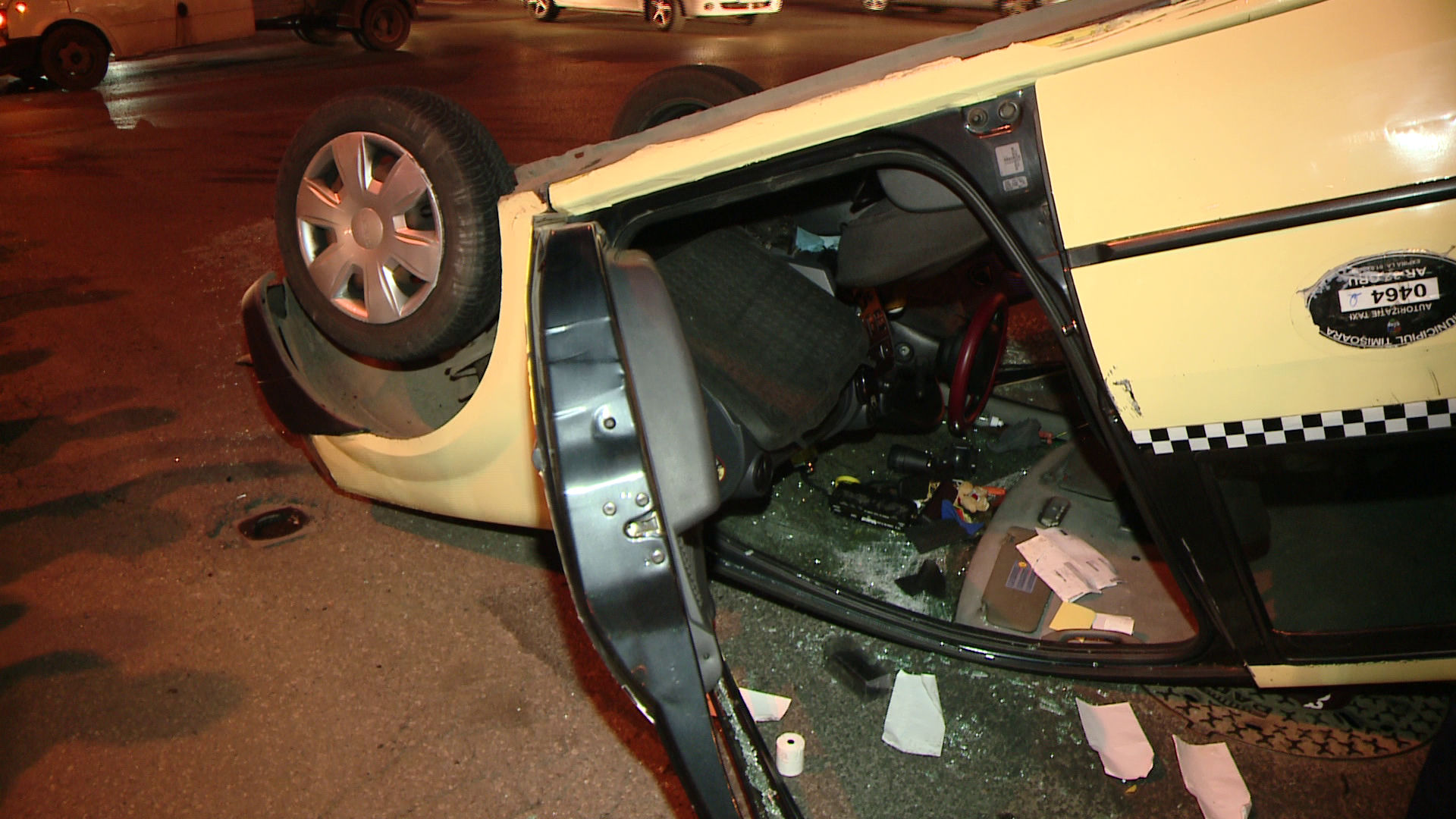 Taximetrist inconstient. Beat si fara permis a provocat un accident pe o sosea din orasul Bistrita