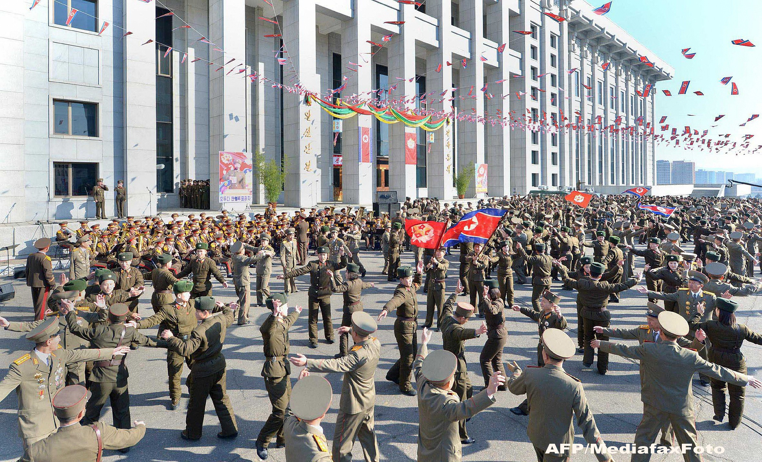 "Nebuni de bucurie", nord-coreenii au votat cantand si dansand la alegerile parlamentare. Kim Jong-un a castigat cu 100%