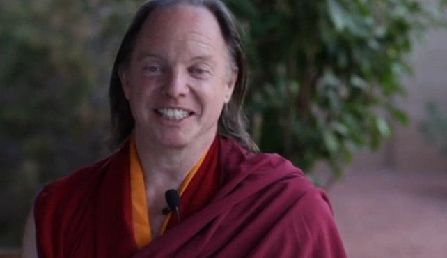 Ritualuri neobisnuite intr-o tabara budista din America. Cum isi conducea supusii calugarul respins de Dalai Lama