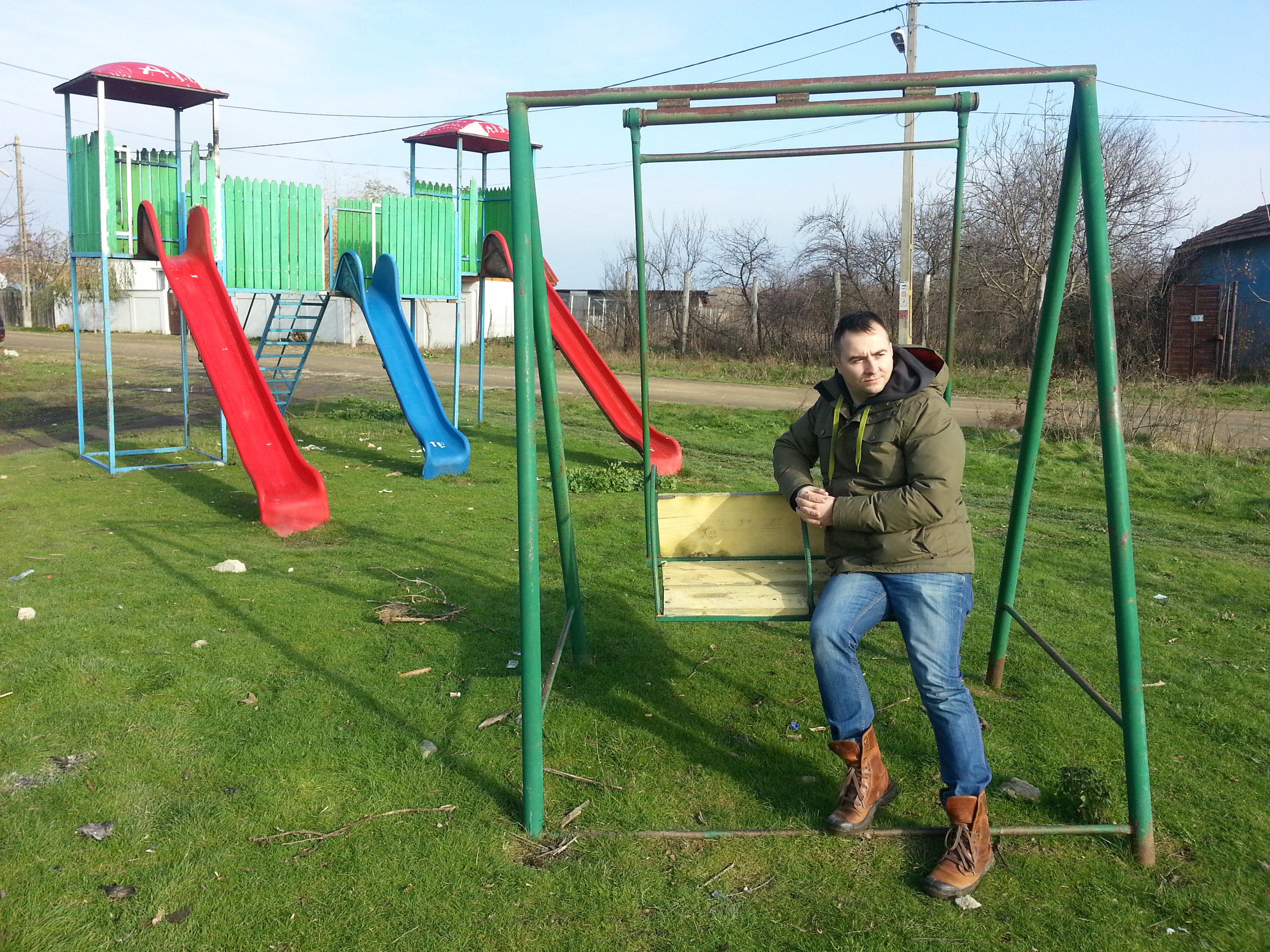 Comuna fara copii care cumpara tobogane si leagane pentru vacile lui Nea Ion. Cum se apara primarul din Tuglui