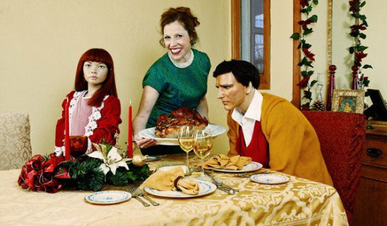 Si-a petrecut 14 ani din viata in compania a doua manechine de plastic. "Sunt o femeie care se joaca de-a familia". VIDEO