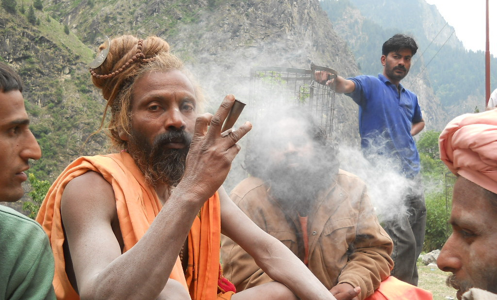 Au o reputatie infricosatoare, dar sunt filantropi. Obiceiurile bizare ale canibalilor Aghori