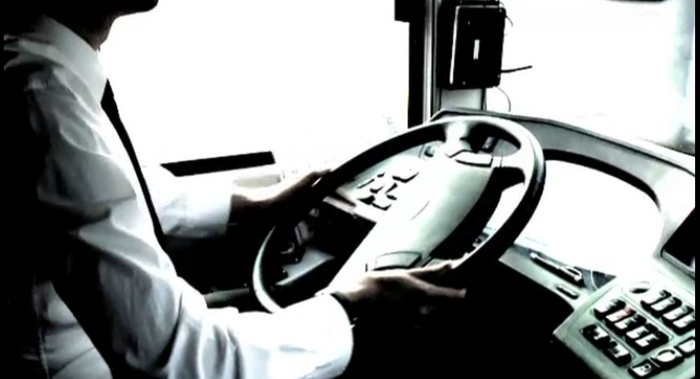 Polonezul care a starnit panica intr-un autocar plin cu romani era drogat. "A dat cu cutitele, a taiat trei soferi"