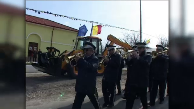 Festivitatea "solemna" la care a participat un intreg sat din Galati. Cum a fost sarbatorita achizitia unui excavator