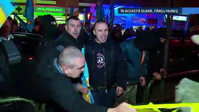 5000 de maghiari au protestat, luni seara, pentru autonomia Tinutului Secuiesc. Manifestantii s-au imbrancit cu jandarmii