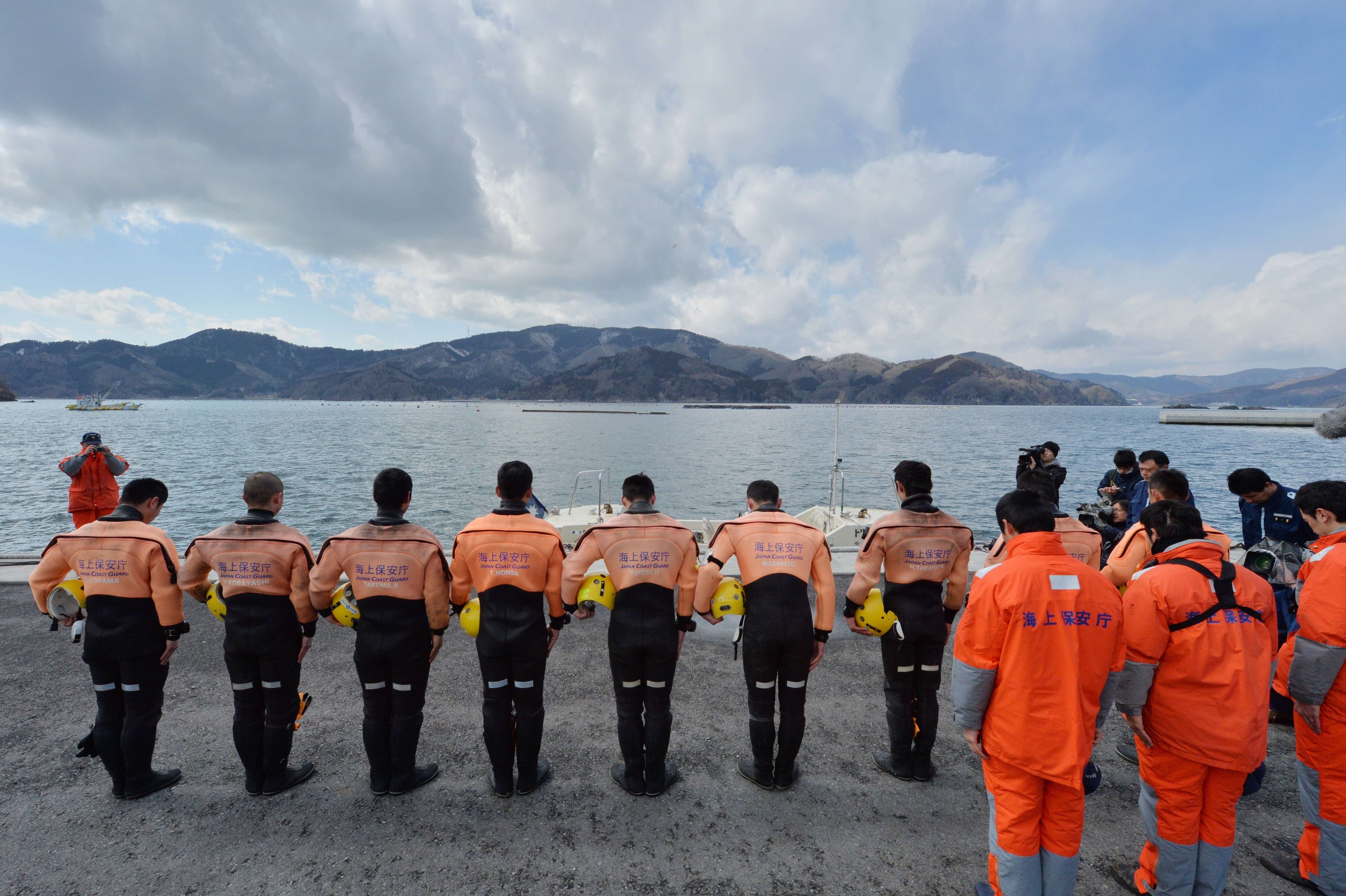 Ofiterii Garzii de Coasta tin un moment de reculegere