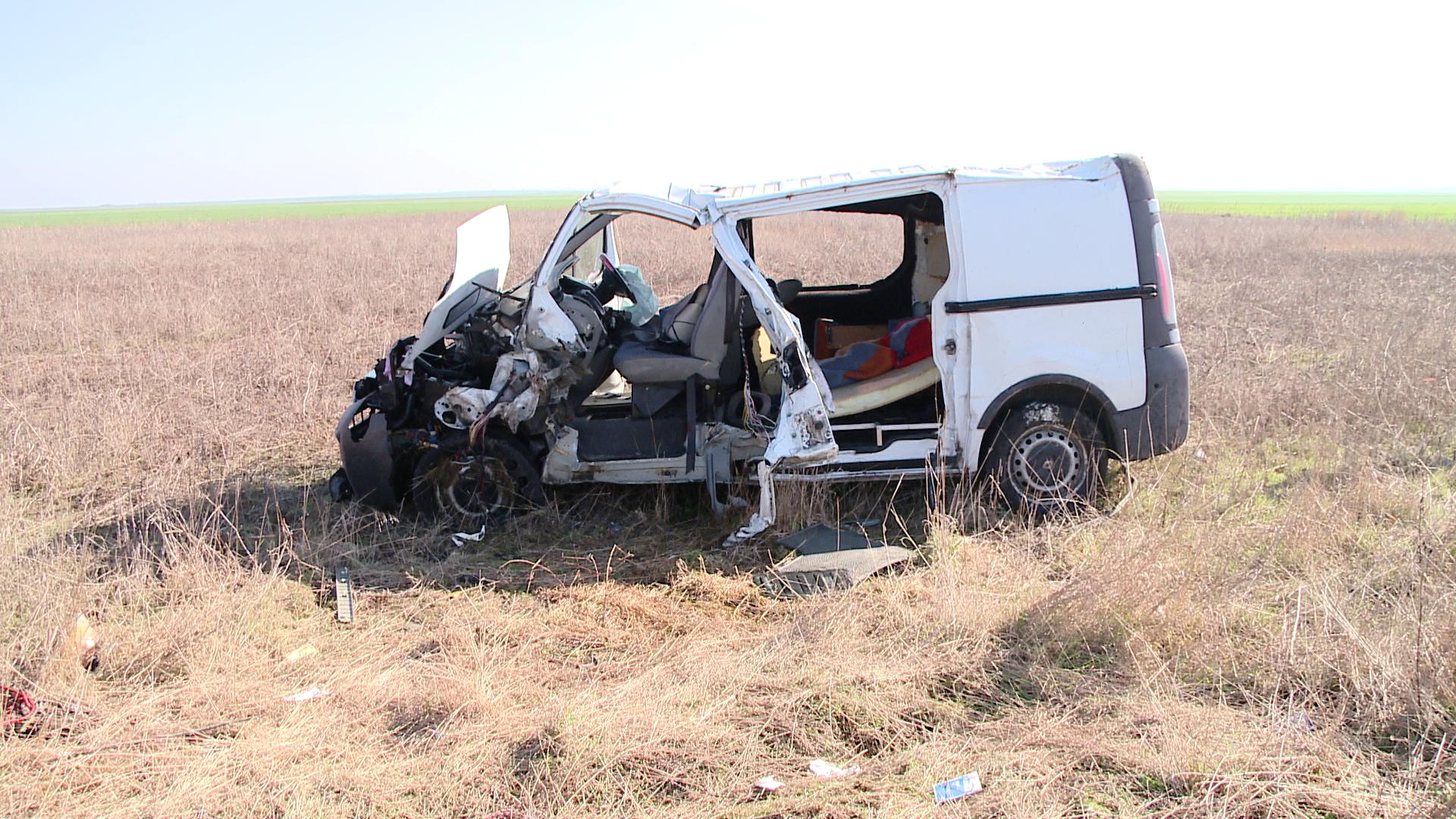 Accident grav langa Carani. O dubita s-a rasturnat dupa ce s-a ciocnit cu un utilaj agricol. Trei persoane au ajuns la spital