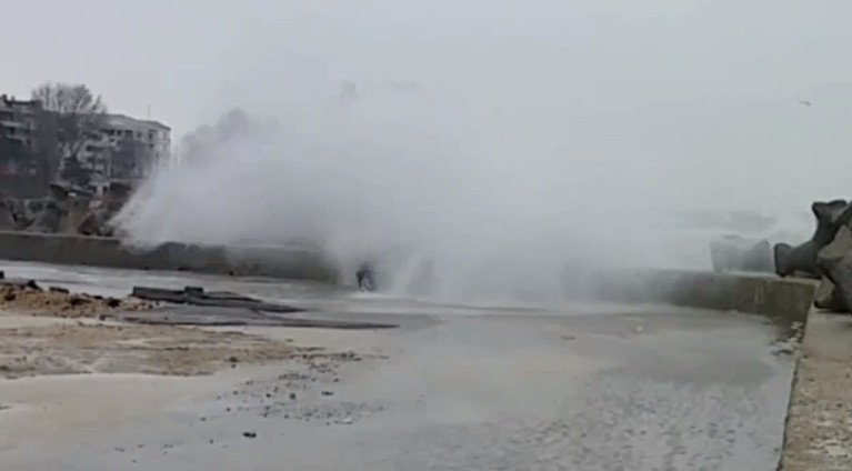 Cum se spala masina pe vreme de cod galben de vant la Constanta. VIDEO