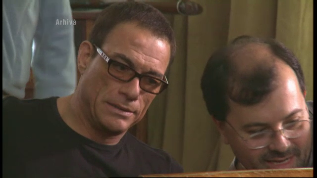 Jean Claude Van Damme si-a adus si patul cu avionul in Romania. Cu plete si riduri, actorul a facut scheme de karate la Balea