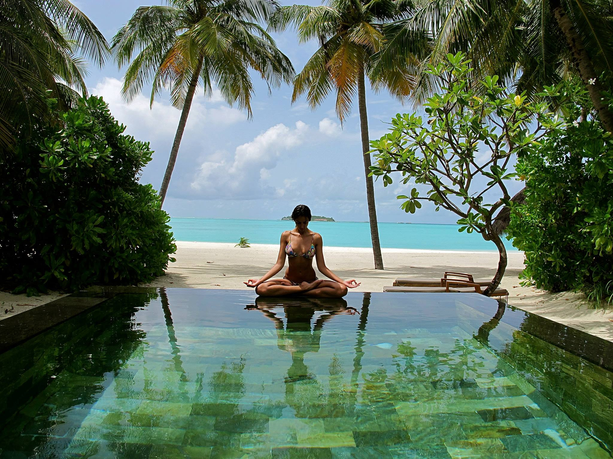 Madalina Ghenea arata senzational intr-un costum de baie provocator! FOTO