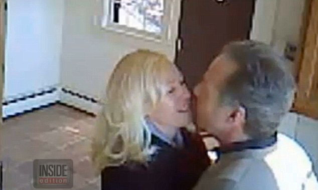 Doi agenti imobiliari filmati facand sex intr-o casa pe care ar fi trebuit sa o vanda. IMAGINI de pe camera de supraveghere